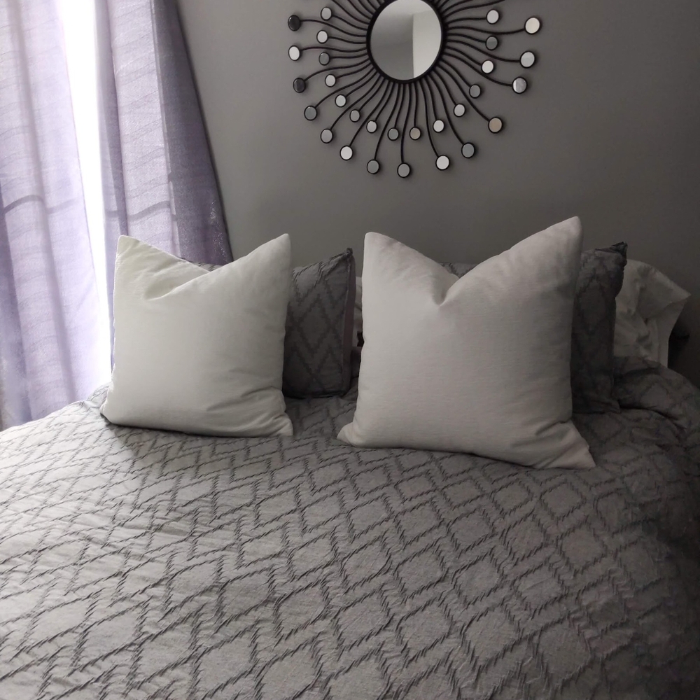 Elegant Gray Duvet Cover Set From sleep Number, Comes With 2 Shams.